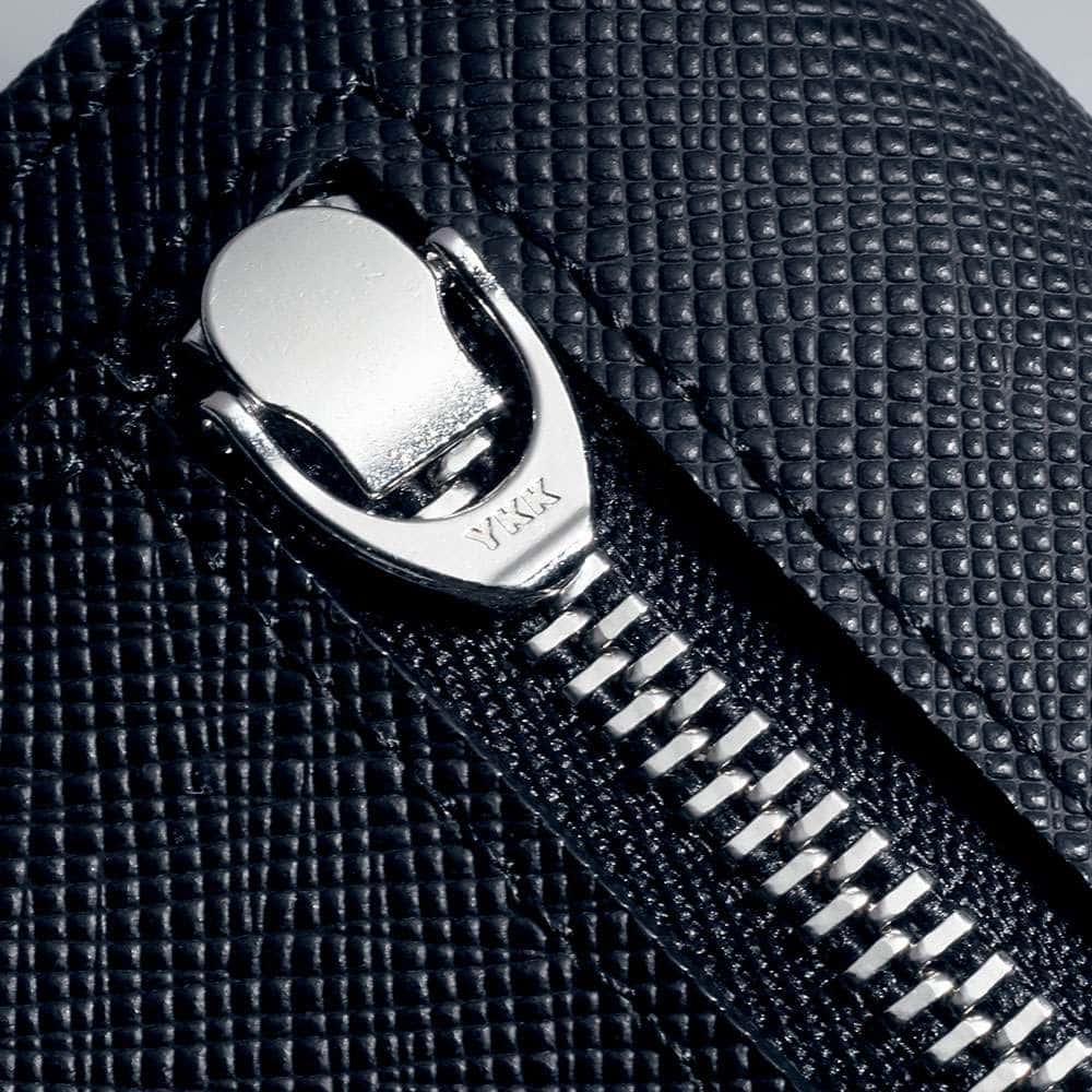 外部からアクセスできる小銭入れには、薄さにひと役買うフラットファスナーを採用。