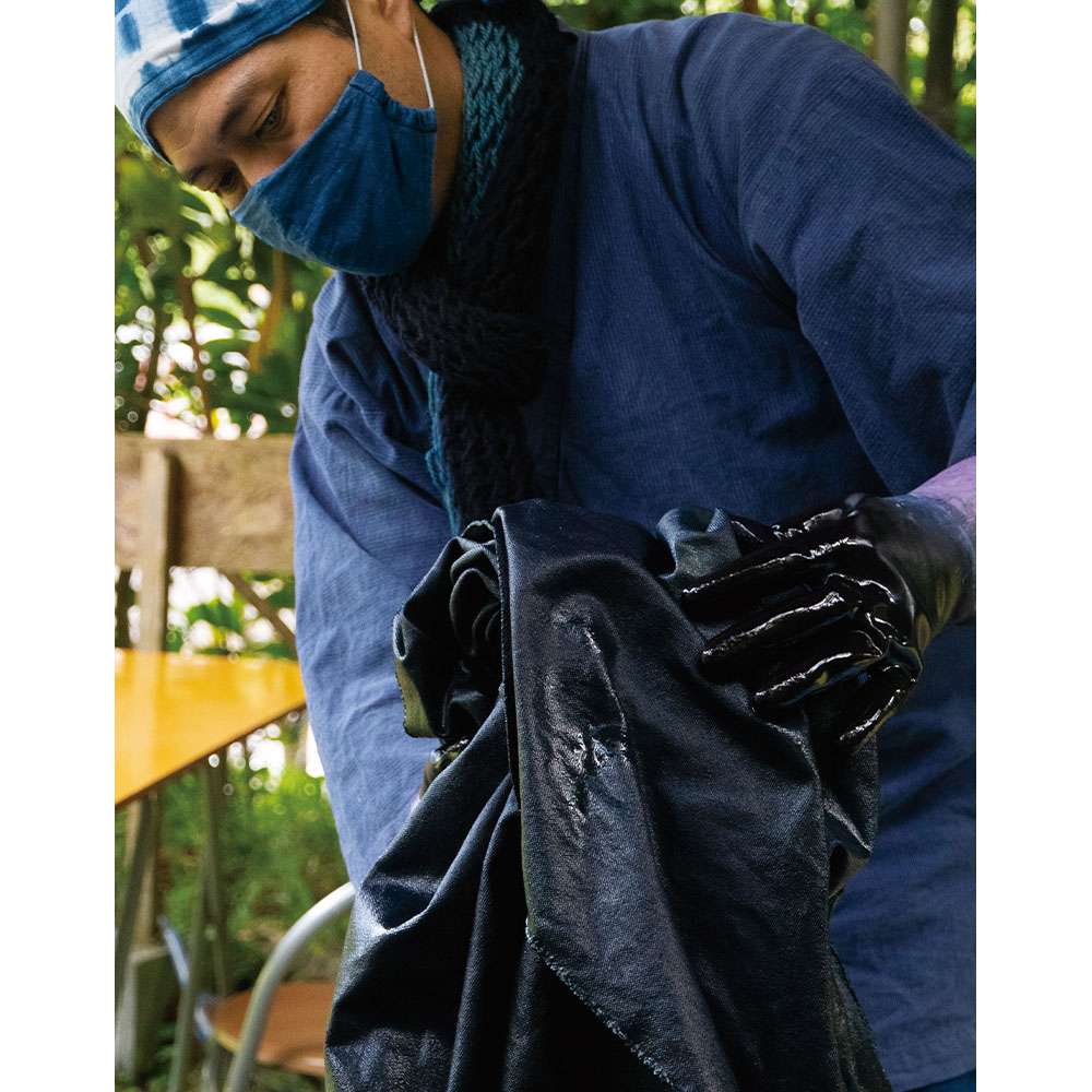 沖縄に自生するキツネノマゴ科の多年草・琉球藍草を使い、昔ながらの手染めの技法で仕上げている琉球藍染。伝統の製法をつらぬき、高い品質を保っている。