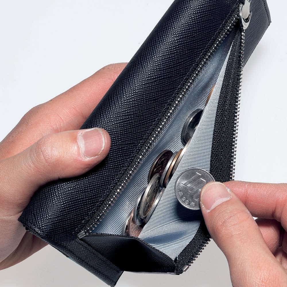 財布を開かずとも使用できる小銭入れ。片マチ付きで大きく開くので使いやすいのだ。