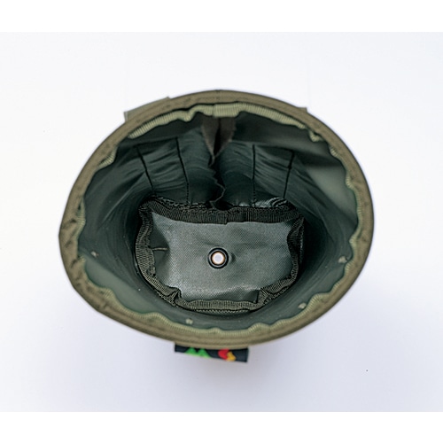 開口部は形状記憶ワイヤー入りで、大きく開いている。内側は撥水生地で、底に水抜き穴あり。