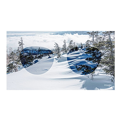 偏光レンズは水面の乱反射を抑えるので水中が丸見え。雪面のデコボコもくっきり見える。