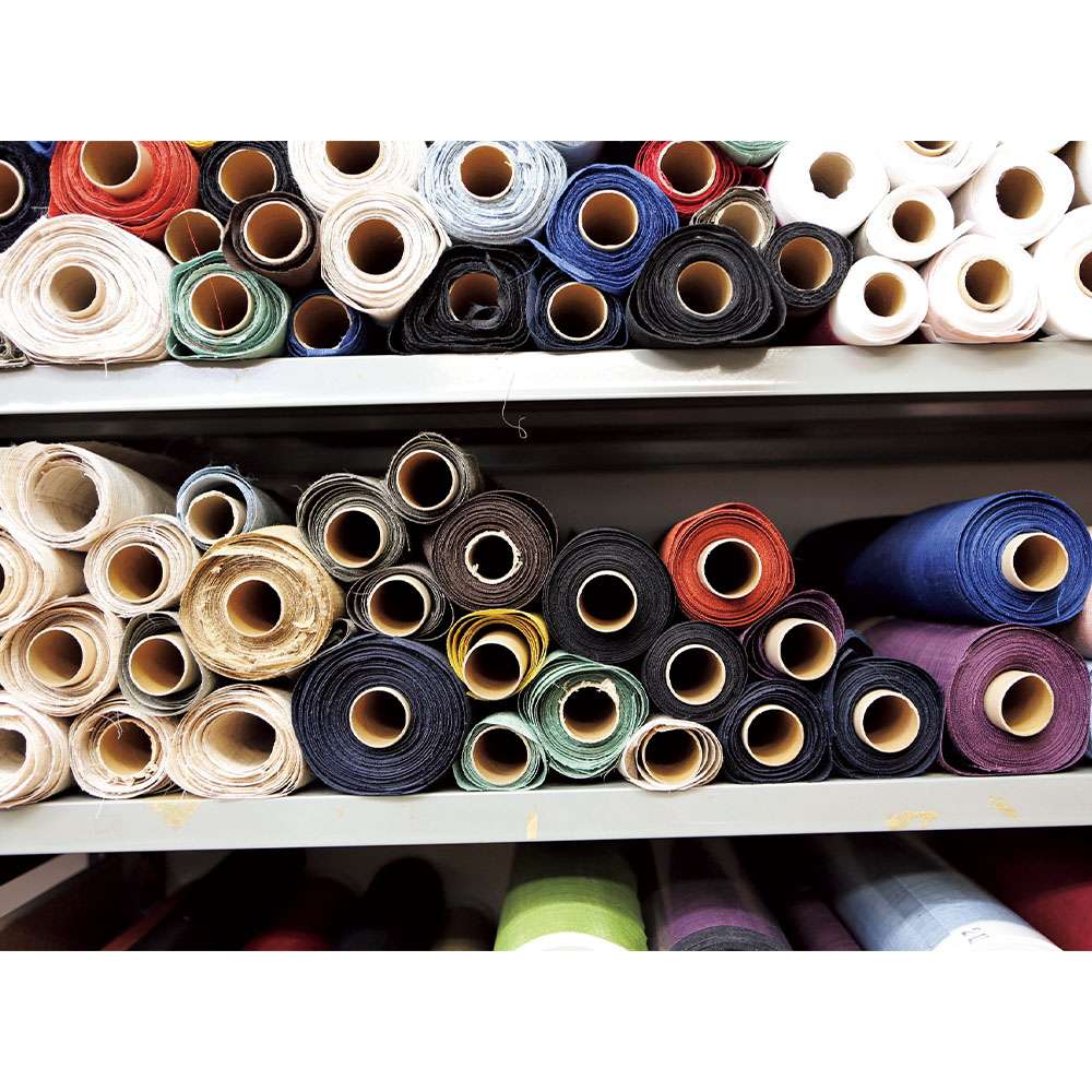 「幡」の肝となる、膨大な素材の保管用棚。貴重な手織り麻やリネンの生地が大切に保管されている。