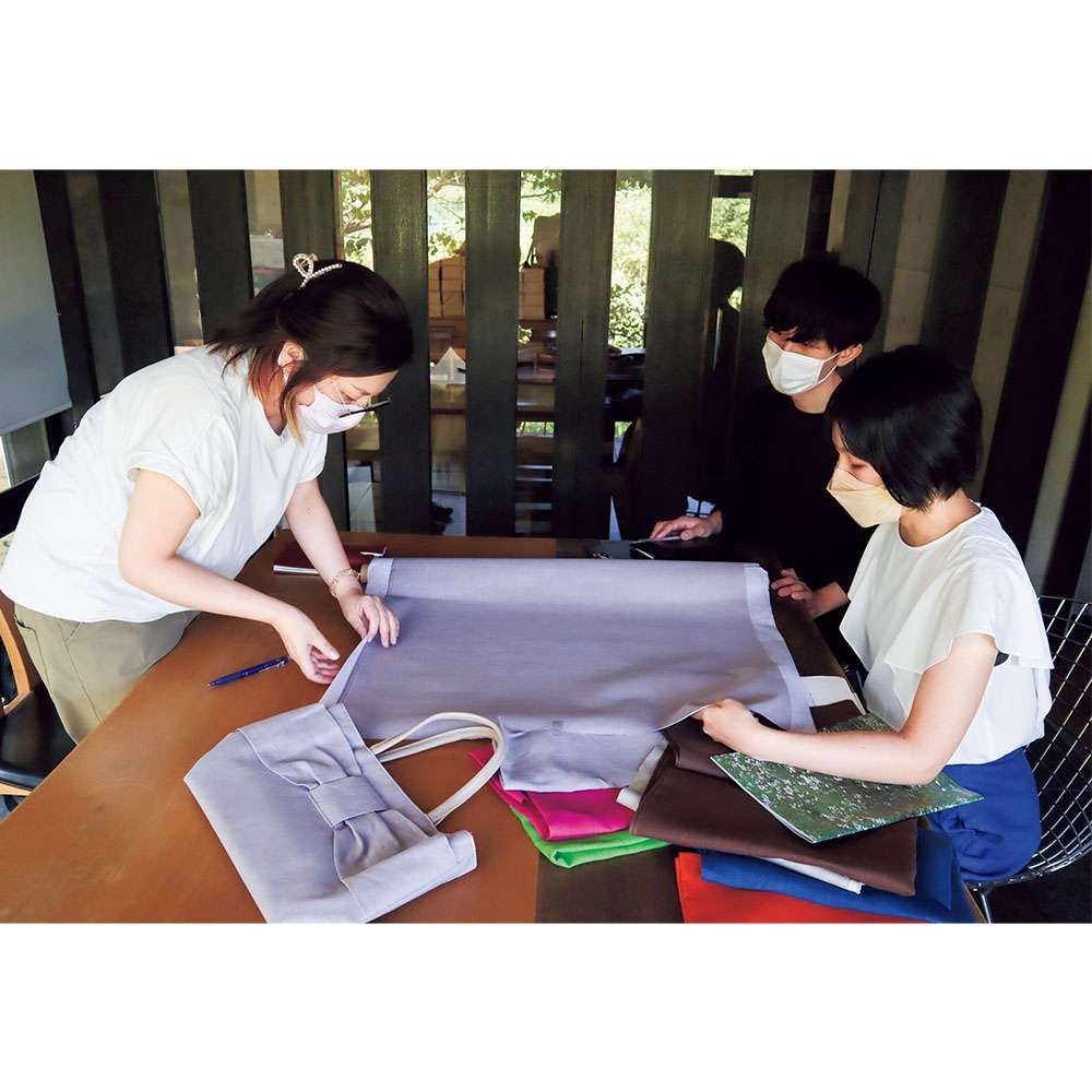 【オリジナルアイテムを検討中】素材を知り尽くす「幡」のスタッフと『花人日和』のバイヤーがオリジナルアイテムのデザインを検討。