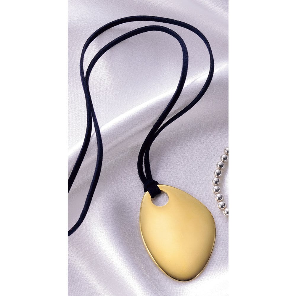 ゴールドのプレートモチーフ革ひもネックレス