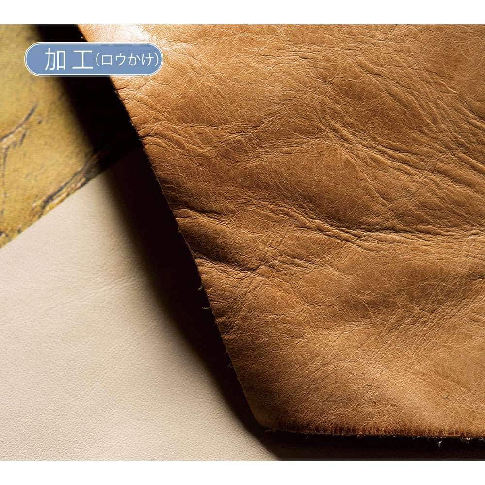 印刷後、職人の手により独自配合のワックスでコーティング。アイロンがけや色止めなどの工程を経て、奥深い風合いの革に仕上がる。