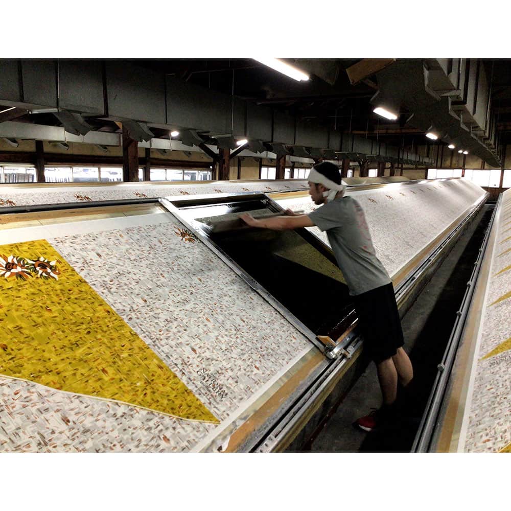 職人が一点ずつ、一色ずつ染色を行い、重ね合わせて仕上げている。