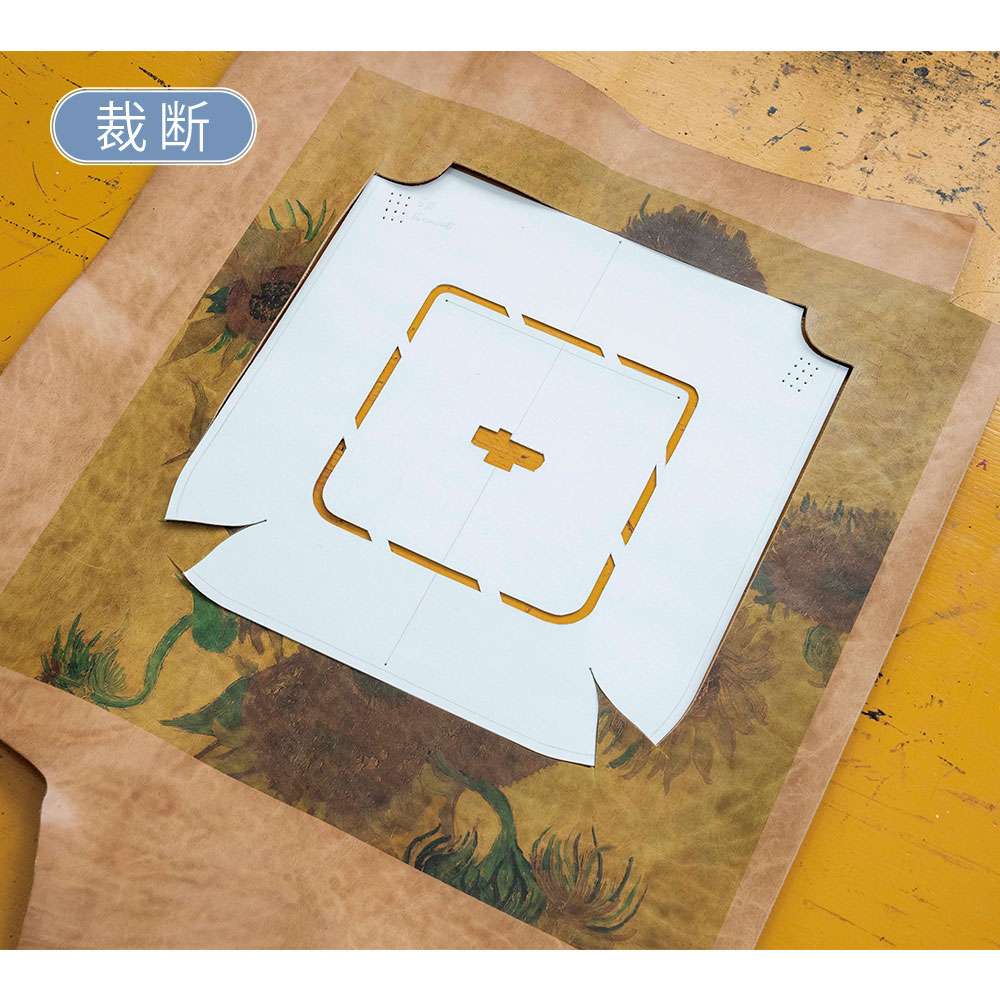 型を使って革を裁断。その後、裁断した革を加工しやすい厚さに漉いて調整する。この作業も技量が必要だ。