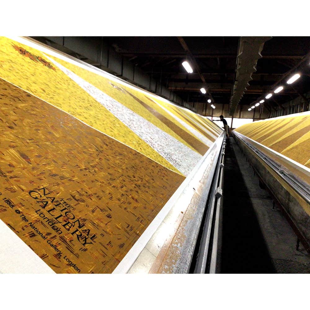 職人が一点ずつ、一色ずつ染色を行い、重ね合わせて仕上げている。