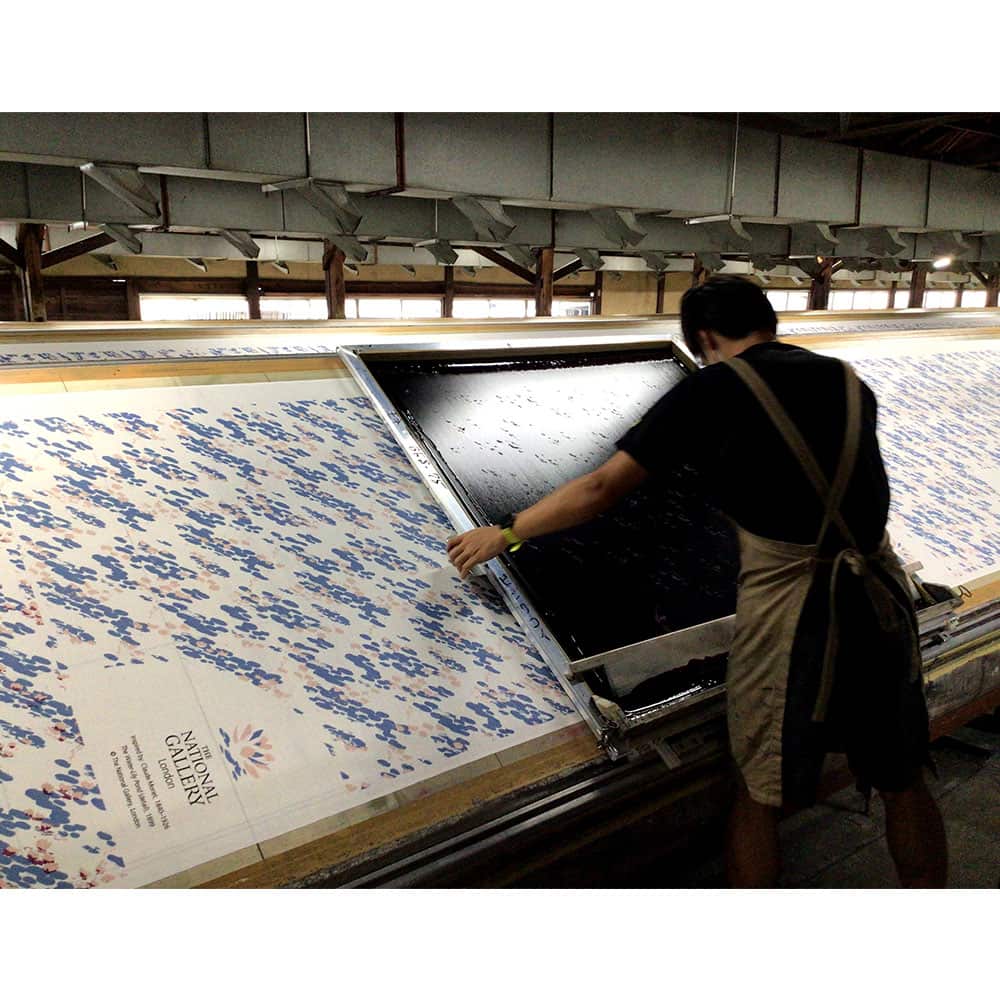 職人が一点ずつ、一色ずつ染色を行い、重ね合わせて仕上げている。