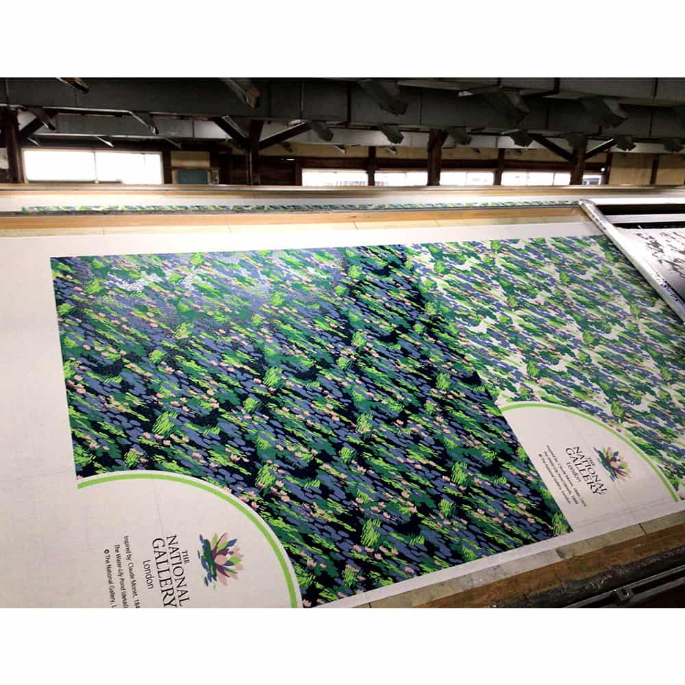 職人が一点ずつ、一色ずつ染色を行い、重ね合わせて仕上げている。